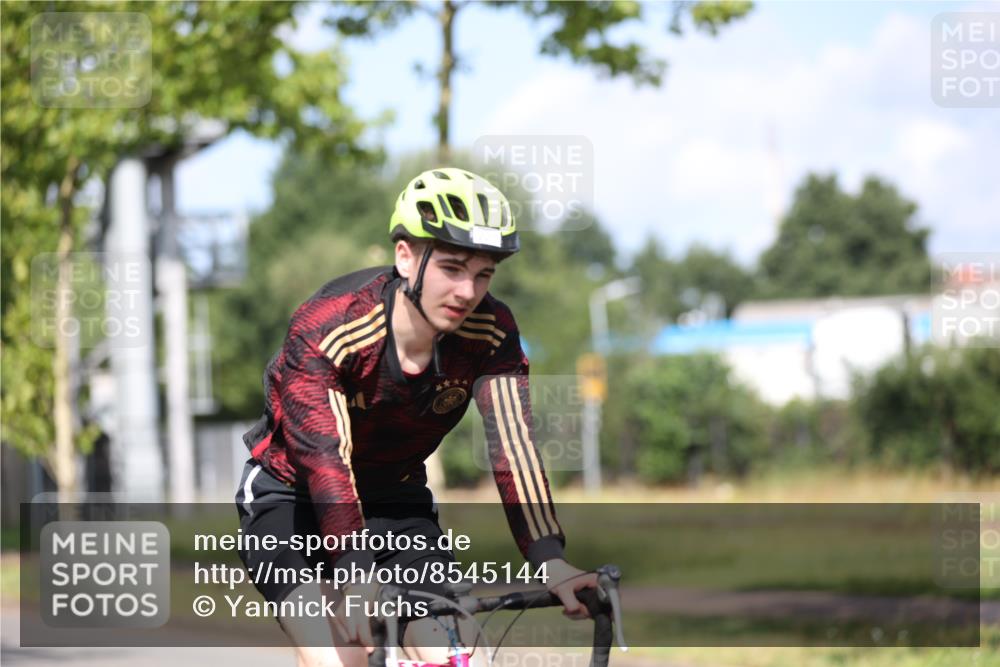 10.08.2025 - GEWOBA Citytriathlon Bremen Yannick Fuchs http://msf.ph/oto/8545144 10.08.2025 11:02:56 Radfahren 23, 53, 135, 223 meine-sportfotos.de