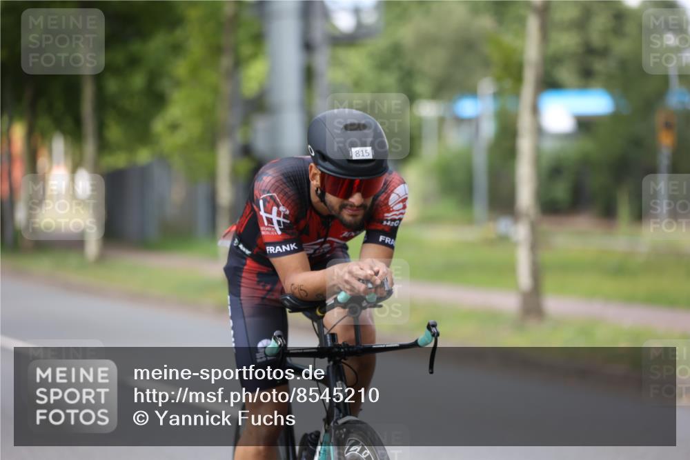 10.08.2025 - GEWOBA Citytriathlon Bremen Yannick Fuchs http://msf.ph/oto/8545210 10.08.2025 12:56:45 Radfahren 597, 706, 737, 749, 755, 772, 782, 815, 830, 831, 1014 meine-sportfotos.de
