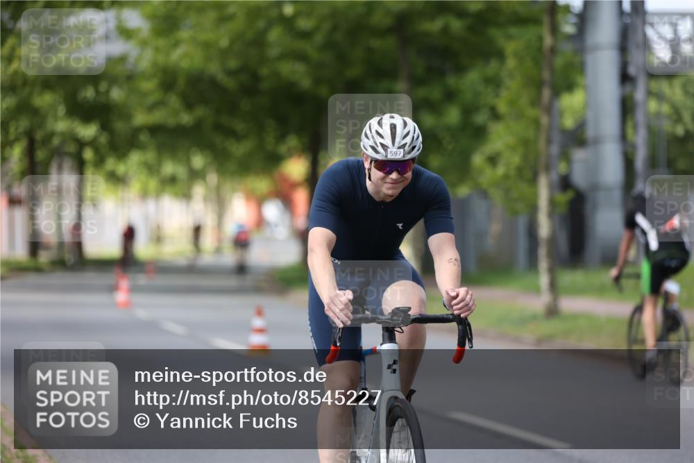 10.08.2025 - GEWOBA Citytriathlon Bremen Yannick Fuchs http://msf.ph/oto/8545227 10.08.2025 12:56:48 Radfahren 597, 672, 706, 749, 755, 772, 782, 815, 830, 913, 1014 meine-sportfotos.de