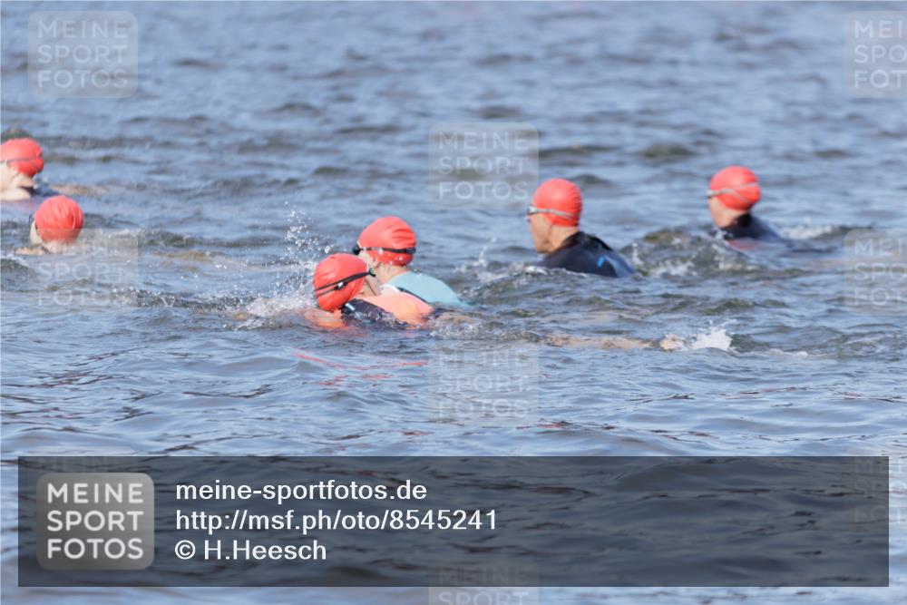 10.08.2025 - GEWOBA Citytriathlon Bremen H.Heesch http://msf.ph/oto/8545241 10.08.2025 10:04:45 Schwimmen  meine-sportfotos.de