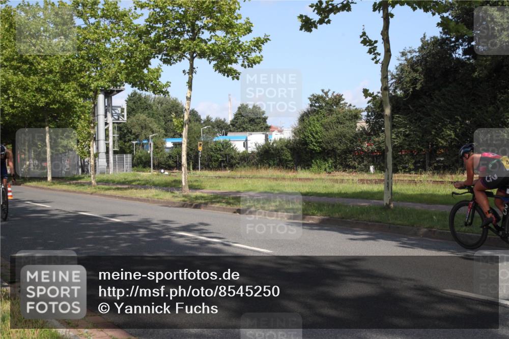 10.08.2025 - GEWOBA Citytriathlon Bremen Yannick Fuchs http://msf.ph/oto/8545250 10.08.2025 10:24:20 Radfahren 374, 398 meine-sportfotos.de