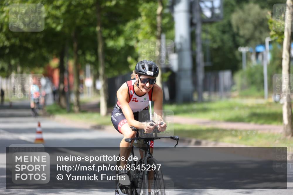 10.08.2025 - GEWOBA Citytriathlon Bremen Yannick Fuchs http://msf.ph/oto/8545297 10.08.2025 12:56:59 Radfahren 559, 597, 672, 723, 730, 755, 815, 830, 879, 913, 1003, 1014 meine-sportfotos.de