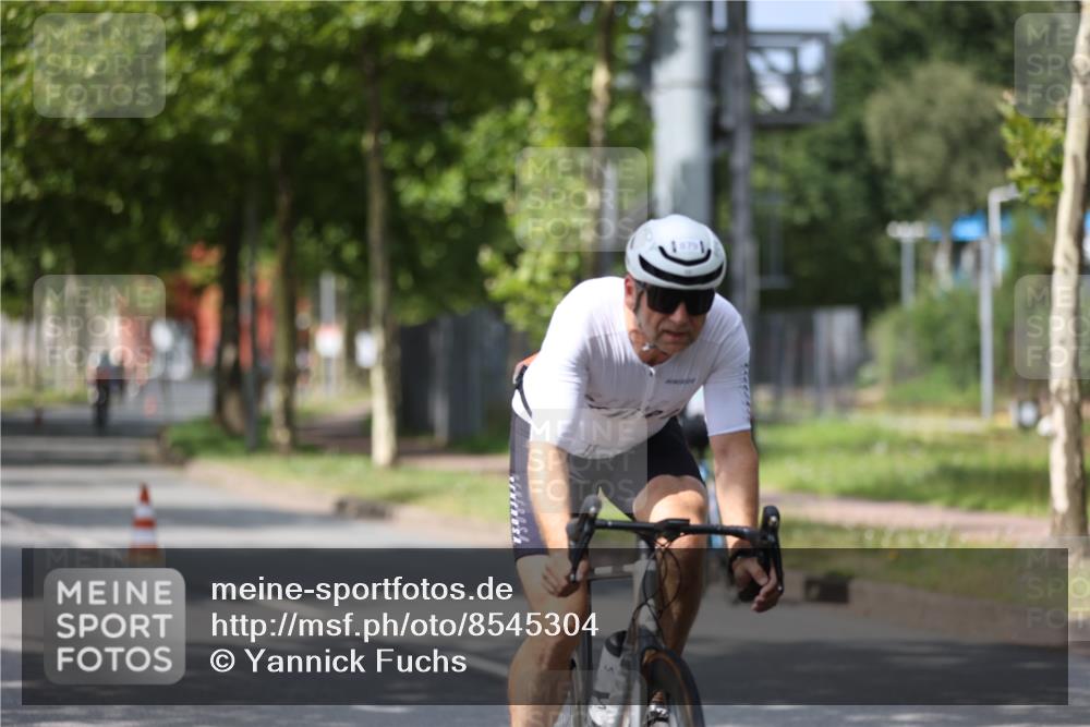 10.08.2025 - GEWOBA Citytriathlon Bremen Yannick Fuchs http://msf.ph/oto/8545304 10.08.2025 12:57:03 Radfahren 559, 672, 723, 730, 755, 758, 830, 879, 913, 940, 969, 1003, 1014 meine-sportfotos.de