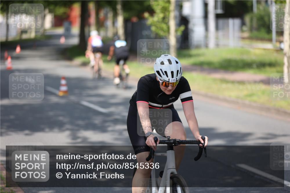 10.08.2025 - GEWOBA Citytriathlon Bremen Yannick Fuchs http://msf.ph/oto/8545336 10.08.2025 11:04:48 Radfahren 235, 361 meine-sportfotos.de