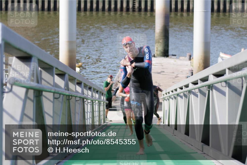 10.08.2025 - GEWOBA Citytriathlon Bremen H.Heesch http://msf.ph/oto/8545355 10.08.2025 10:14:38 Schwimmen 374, 391, 438 meine-sportfotos.de