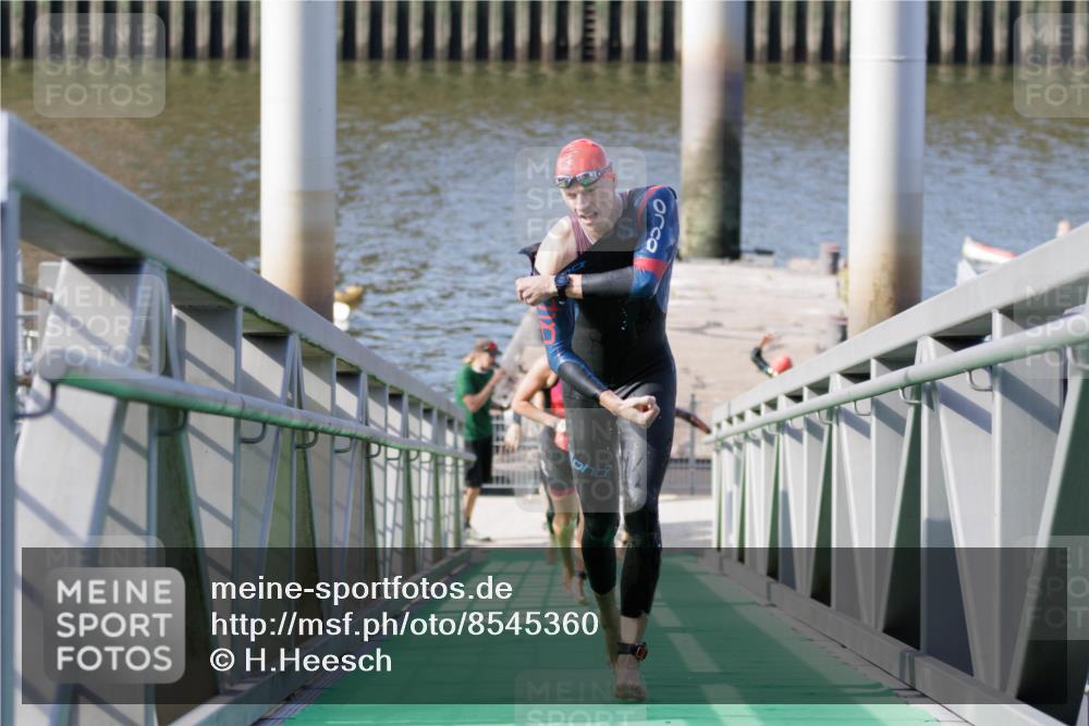 10.08.2025 - GEWOBA Citytriathlon Bremen H.Heesch http://msf.ph/oto/8545360 10.08.2025 10:14:38 Schwimmen 374, 391, 438 meine-sportfotos.de