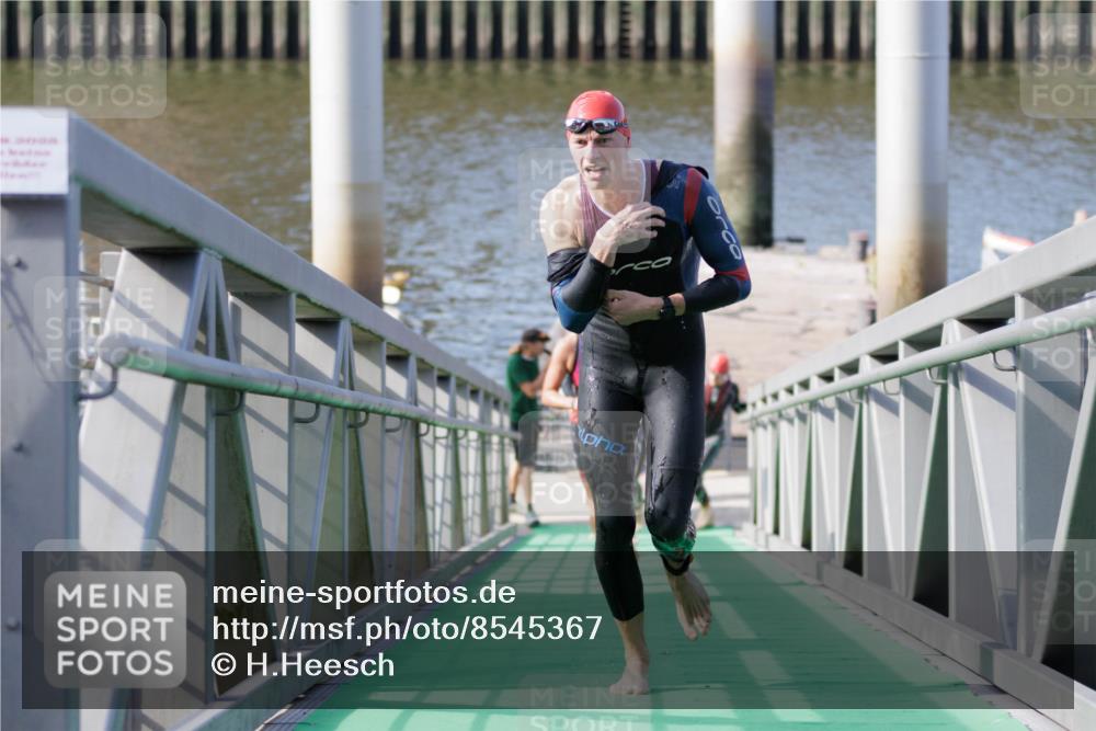 10.08.2025 - GEWOBA Citytriathlon Bremen H.Heesch http://msf.ph/oto/8545367 10.08.2025 10:14:38 Schwimmen 374, 391, 438 meine-sportfotos.de
