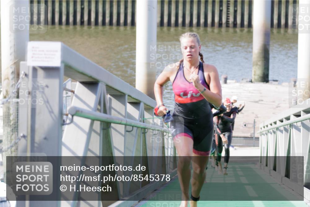 10.08.2025 - GEWOBA Citytriathlon Bremen H.Heesch http://msf.ph/oto/8545378 10.08.2025 10:14:41 Schwimmen 374, 375, 391, 398, 438 meine-sportfotos.de