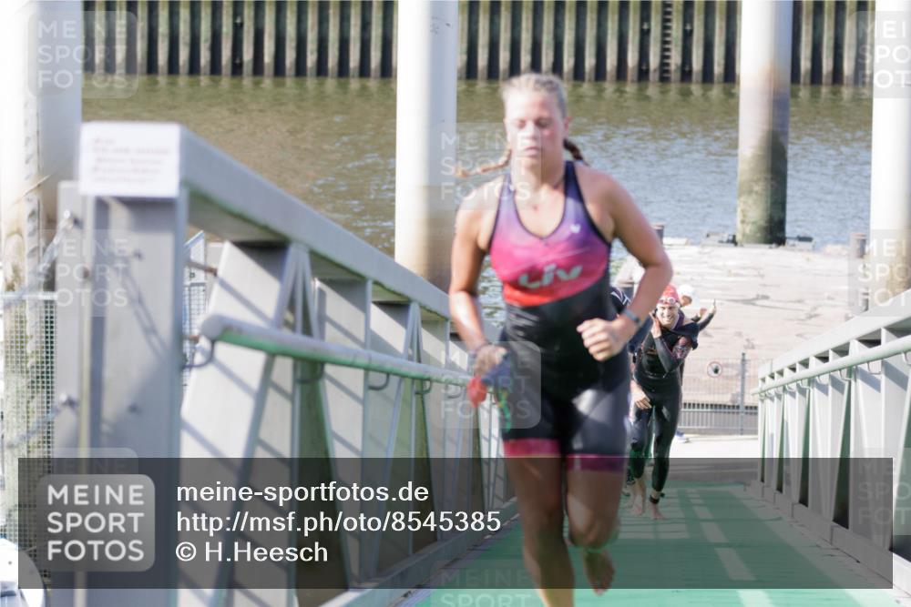 10.08.2025 - GEWOBA Citytriathlon Bremen H.Heesch http://msf.ph/oto/8545385 10.08.2025 10:14:41 Schwimmen 374, 375, 391, 398, 438 meine-sportfotos.de