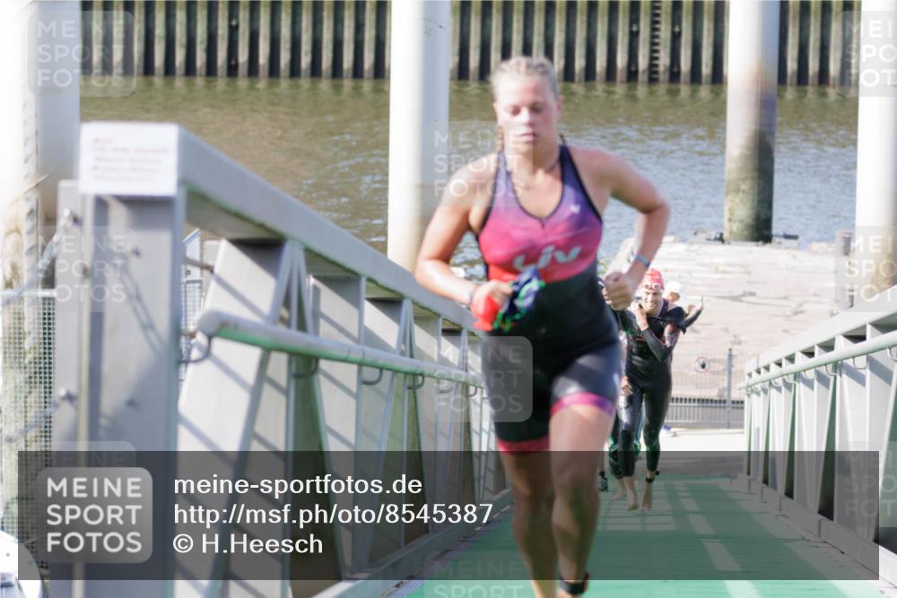 10.08.2025 - GEWOBA Citytriathlon Bremen H.Heesch http://msf.ph/oto/8545387 10.08.2025 10:14:42 Schwimmen 374, 375, 391, 398, 438 meine-sportfotos.de