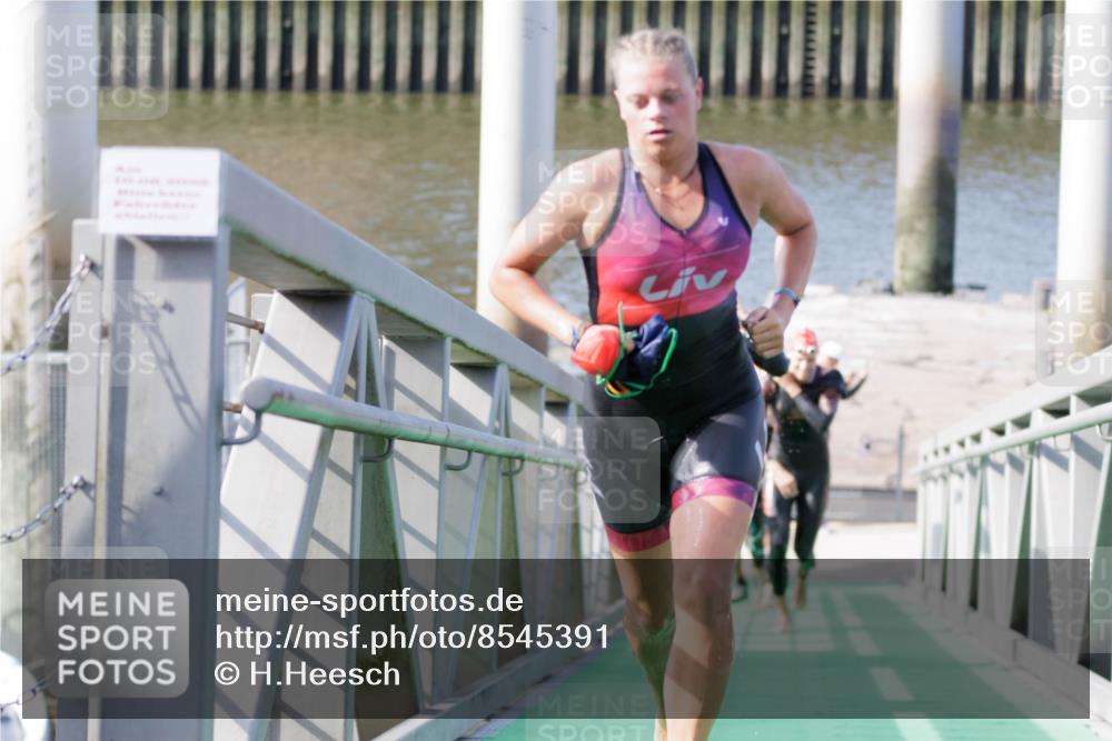 10.08.2025 - GEWOBA Citytriathlon Bremen H.Heesch http://msf.ph/oto/8545391 10.08.2025 10:14:42 Schwimmen 374, 375, 391, 398, 438 meine-sportfotos.de