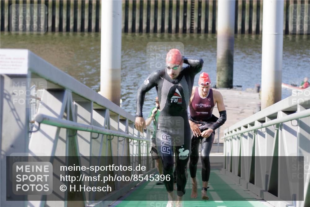 10.08.2025 - GEWOBA Citytriathlon Bremen H.Heesch http://msf.ph/oto/8545396 10.08.2025 10:14:44 Schwimmen 374, 375, 391, 398, 438 meine-sportfotos.de