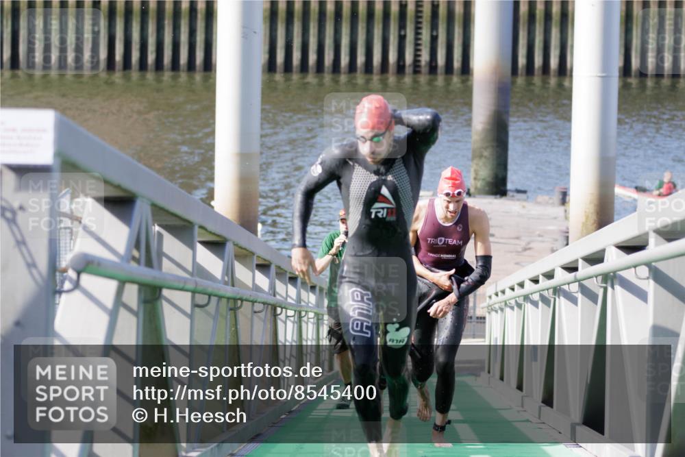 10.08.2025 - GEWOBA Citytriathlon Bremen H.Heesch http://msf.ph/oto/8545400 10.08.2025 10:14:44 Schwimmen 374, 375, 391, 398, 438 meine-sportfotos.de