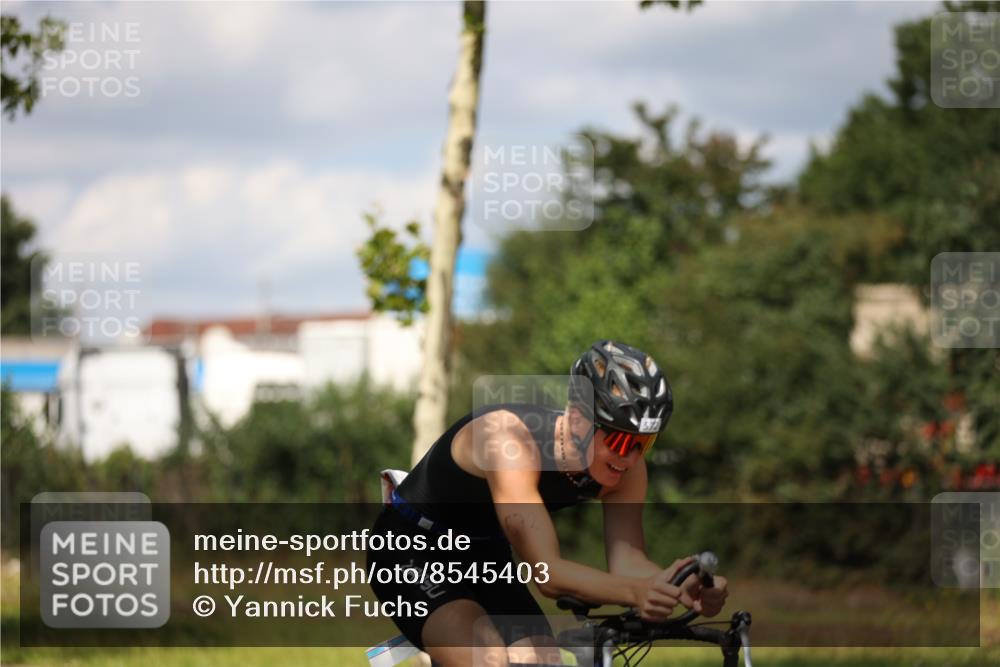 10.08.2025 - GEWOBA Citytriathlon Bremen Yannick Fuchs http://msf.ph/oto/8545403 10.08.2025 12:57:22 Radfahren 572, 690, 720, 730, 758, 849, 892, 900, 940, 969 meine-sportfotos.de