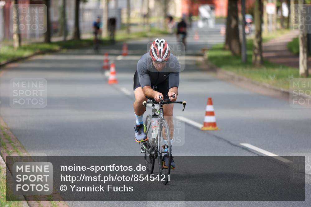 10.08.2025 - GEWOBA Citytriathlon Bremen Yannick Fuchs http://msf.ph/oto/8545421 10.08.2025 12:58:29 Radfahren 609, 619, 726, 795, 870 meine-sportfotos.de