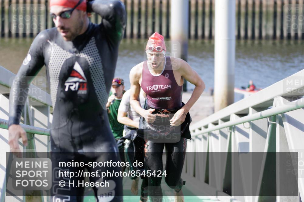 10.08.2025 - GEWOBA Citytriathlon Bremen H.Heesch http://msf.ph/oto/8545424 10.08.2025 10:14:46 Schwimmen 374, 375, 391, 398, 438 meine-sportfotos.de