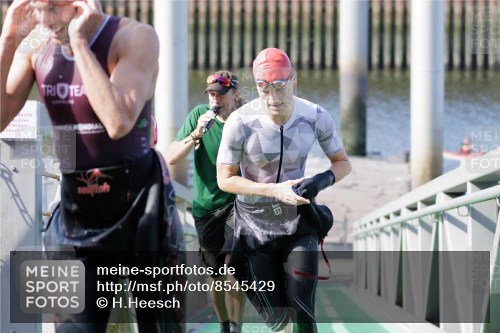 10.08.2025 - GEWOBA Citytriathlon Bremen H.Heesch http://msf.ph/oto/8545429 10.08.2025 10:14:47 Schwimmen 374, 375, 391, 398, 438 meine-sportfotos.de
