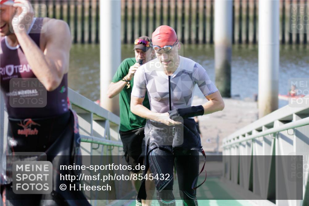 10.08.2025 - GEWOBA Citytriathlon Bremen H.Heesch http://msf.ph/oto/8545432 10.08.2025 10:14:47 Schwimmen 374, 375, 391, 398, 438 meine-sportfotos.de