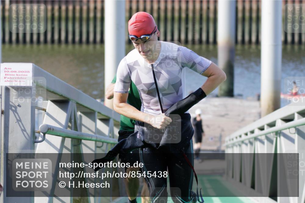 10.08.2025 - GEWOBA Citytriathlon Bremen H.Heesch http://msf.ph/oto/8545438 10.08.2025 10:14:47 Schwimmen 374, 375, 391, 398, 438 meine-sportfotos.de
