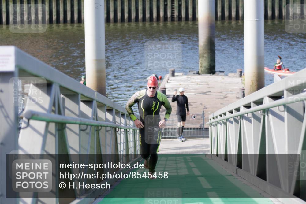 10.08.2025 - GEWOBA Citytriathlon Bremen H.Heesch http://msf.ph/oto/8545458 10.08.2025 10:14:52 Schwimmen 374, 375, 398, 507 meine-sportfotos.de