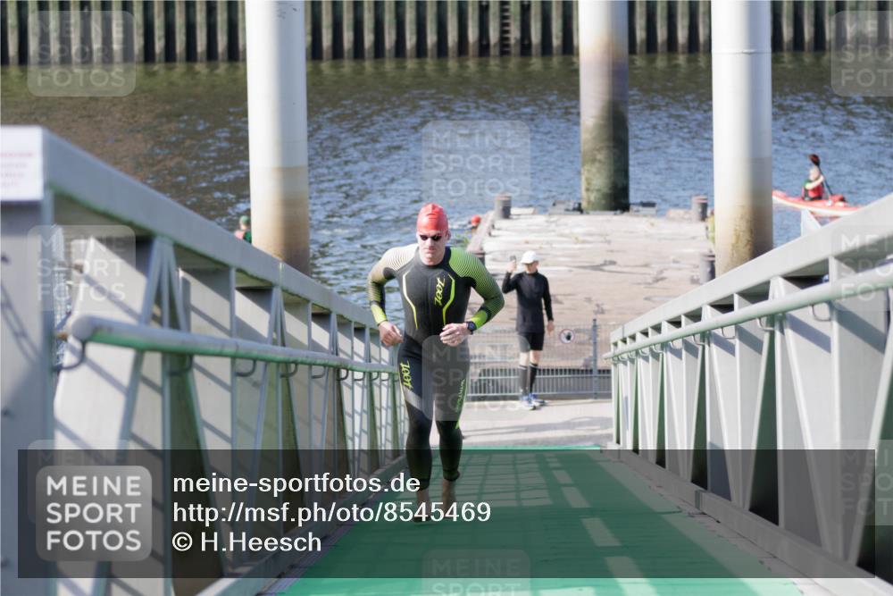 10.08.2025 - GEWOBA Citytriathlon Bremen H.Heesch http://msf.ph/oto/8545469 10.08.2025 10:14:52 Schwimmen 374, 375, 398, 507 meine-sportfotos.de