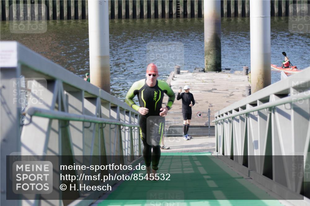 10.08.2025 - GEWOBA Citytriathlon Bremen H.Heesch http://msf.ph/oto/8545532 10.08.2025 10:14:52 Schwimmen 374, 375, 398, 507 meine-sportfotos.de