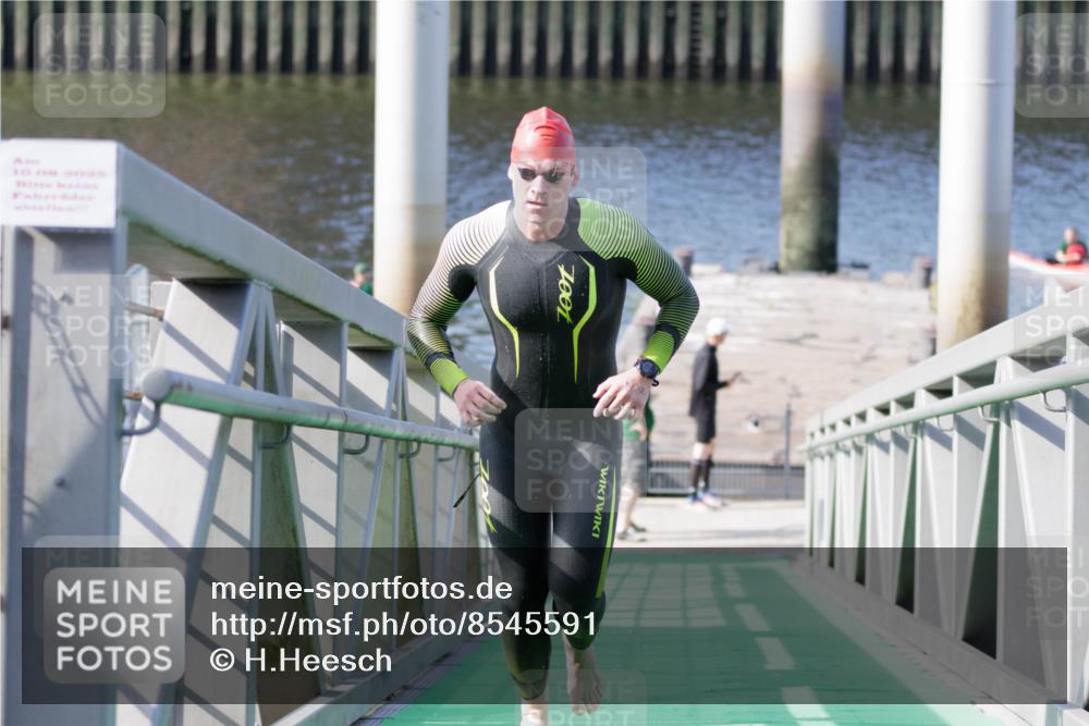 10.08.2025 - GEWOBA Citytriathlon Bremen H.Heesch http://msf.ph/oto/8545591 10.08.2025 10:14:54 Schwimmen 375, 398, 507 meine-sportfotos.de
