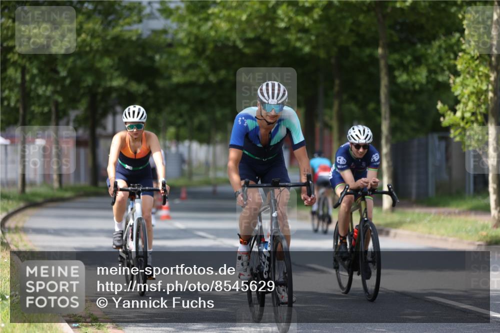 10.08.2025 - GEWOBA Citytriathlon Bremen Yannick Fuchs http://msf.ph/oto/8545629 10.08.2025 12:58:51 Radfahren 602, 705, 762, 802, 870, 885, 910, 921, 1038 meine-sportfotos.de