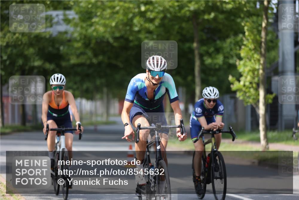 10.08.2025 - GEWOBA Citytriathlon Bremen Yannick Fuchs http://msf.ph/oto/8545632 10.08.2025 12:58:52 Radfahren 602, 705, 762, 802, 870, 885, 910, 921, 1038 meine-sportfotos.de