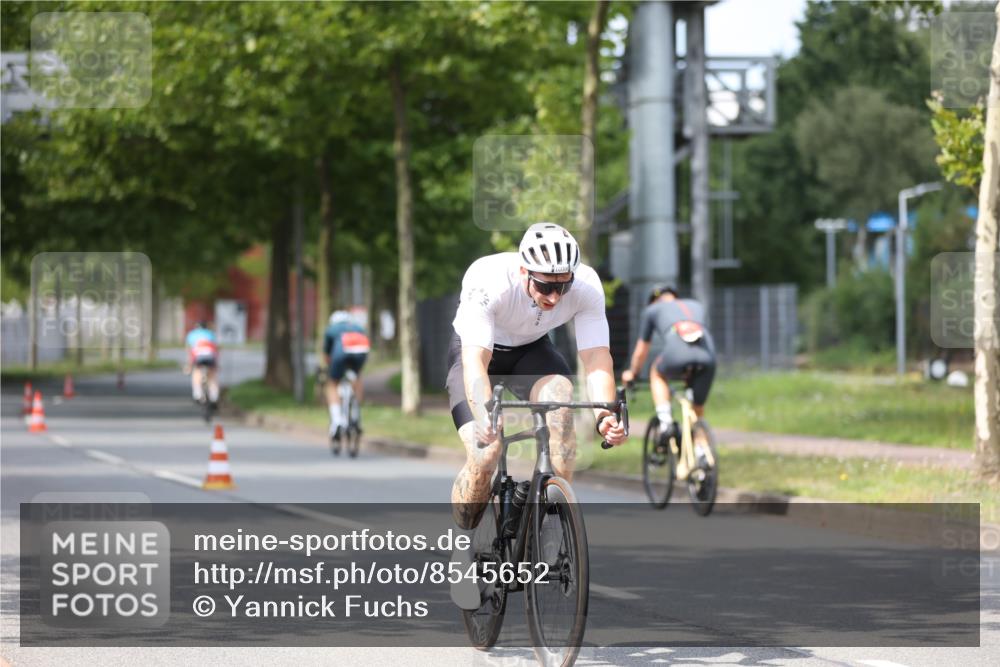 10.08.2025 - GEWOBA Citytriathlon Bremen Yannick Fuchs http://msf.ph/oto/8545652 10.08.2025 12:58:53 Radfahren 602, 705, 762, 802, 870, 885, 910, 921, 1038 meine-sportfotos.de