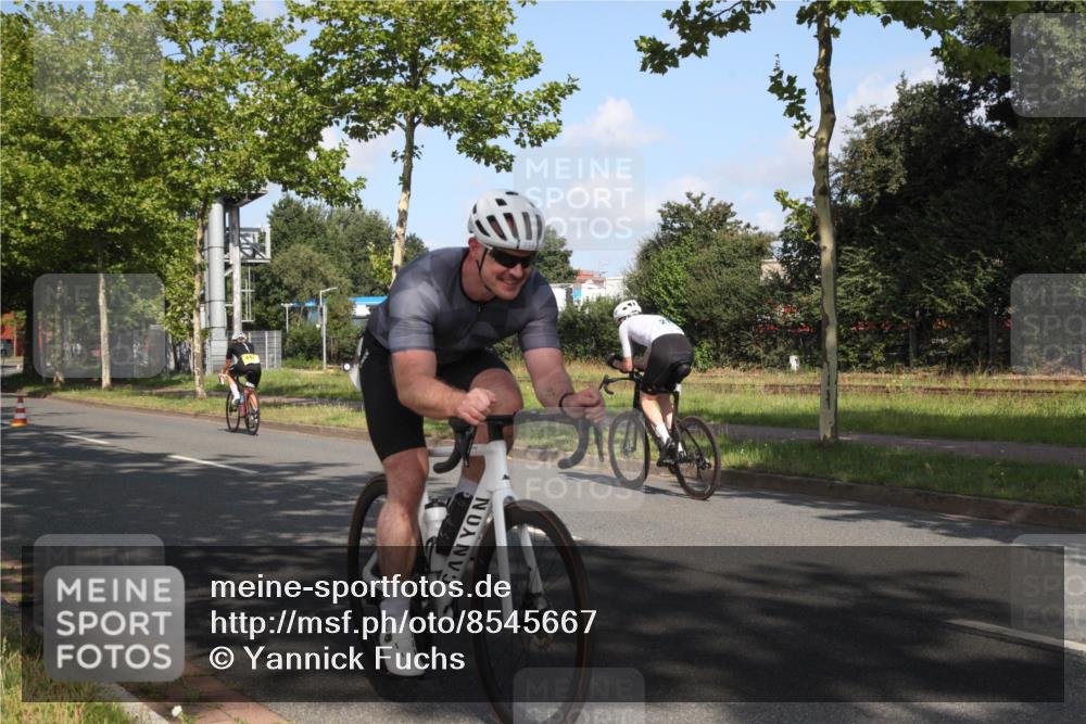 10.08.2025 - GEWOBA Citytriathlon Bremen Yannick Fuchs http://msf.ph/oto/8545667 10.08.2025 10:33:51 Radfahren 81, 97, 151, 161, 245, 350, 394, 400, 409, 419, 427, 428, 451, 491, 504, 512 meine-sportfotos.de