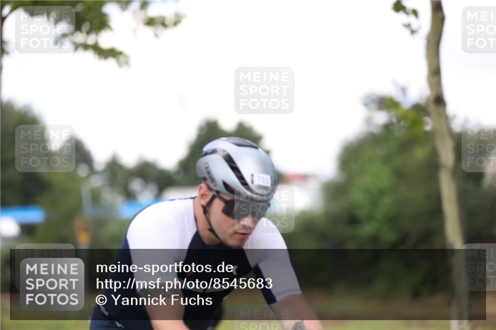 10.08.2025 - GEWOBA Citytriathlon Bremen Yannick Fuchs http://msf.ph/oto/8545683 10.08.2025 12:59:20 Radfahren 596, 606, 611, 709, 710, 846, 899, 975, 978 meine-sportfotos.de