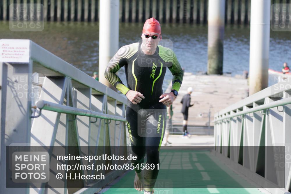 10.08.2025 - GEWOBA Citytriathlon Bremen H.Heesch http://msf.ph/oto/8545691 10.08.2025 10:14:54 Schwimmen 375, 398, 507 meine-sportfotos.de