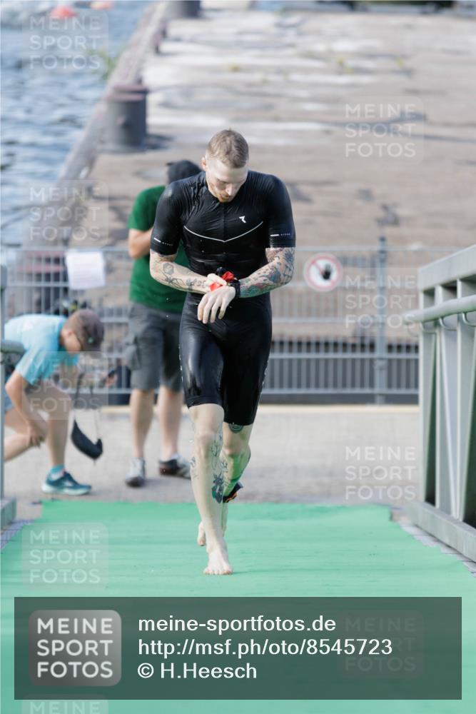 10.08.2025 - GEWOBA Citytriathlon Bremen H.Heesch http://msf.ph/oto/8545723 10.08.2025 10:15:29 Schwimmen 368 meine-sportfotos.de