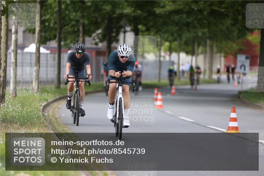 10.08.2025 - GEWOBA Citytriathlon Bremen Yannick Fuchs http://msf.ph/oto/8545739 10.08.2025 12:59:41 Radfahren 595, 644, 698, 850, 889, 907, 934, 949, 975, 978 meine-sportfotos.de
