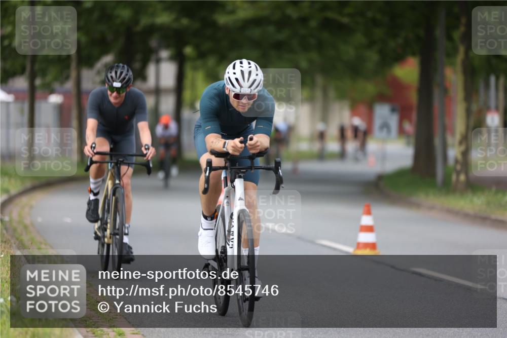 10.08.2025 - GEWOBA Citytriathlon Bremen Yannick Fuchs http://msf.ph/oto/8545746 10.08.2025 12:59:41 Radfahren 595, 644, 698, 850, 889, 907, 934, 949, 975, 978 meine-sportfotos.de