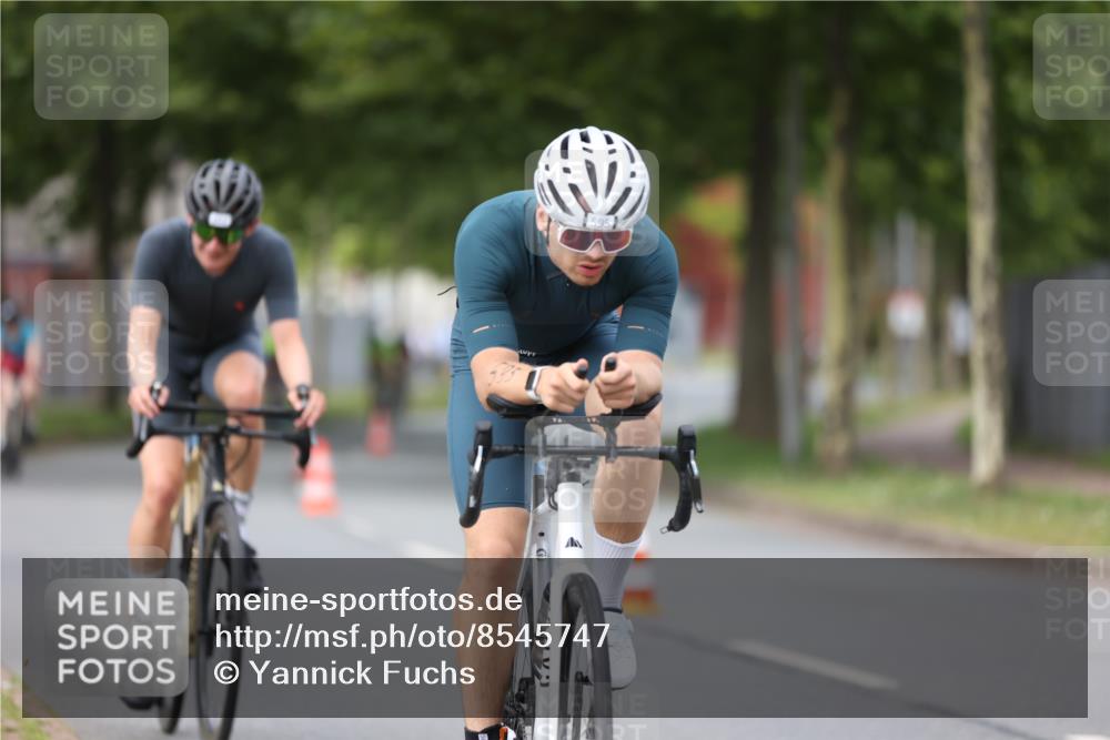 10.08.2025 - GEWOBA Citytriathlon Bremen Yannick Fuchs http://msf.ph/oto/8545747 10.08.2025 12:59:42 Radfahren 595, 614, 623, 644, 698, 850, 889, 907, 934, 949, 978 meine-sportfotos.de