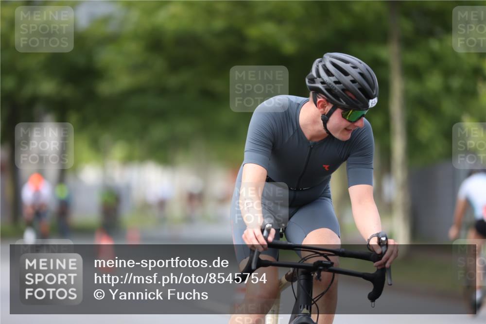 10.08.2025 - GEWOBA Citytriathlon Bremen Yannick Fuchs http://msf.ph/oto/8545754 10.08.2025 12:59:43 Radfahren 595, 614, 623, 628, 644, 698, 850, 889, 907, 934, 949 meine-sportfotos.de