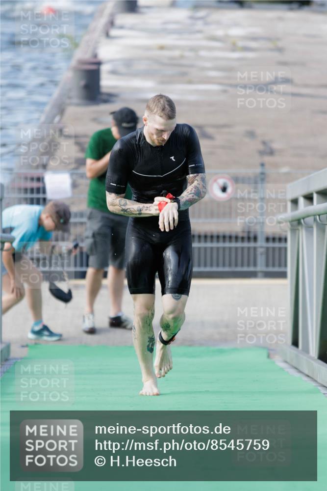 10.08.2025 - GEWOBA Citytriathlon Bremen H.Heesch http://msf.ph/oto/8545759 10.08.2025 10:15:29 Schwimmen 368 meine-sportfotos.de