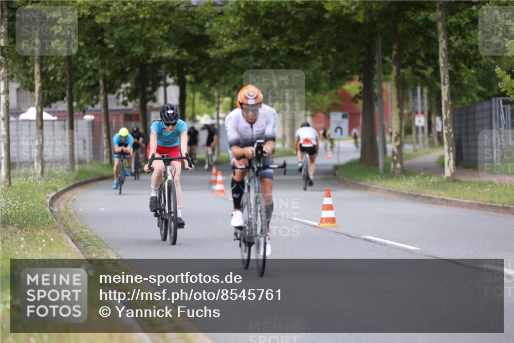 10.08.2025 - GEWOBA Citytriathlon Bremen Yannick Fuchs http://msf.ph/oto/8545761 10.08.2025 12:59:45 Radfahren 595, 614, 623, 628, 644, 698, 850, 889, 907, 934, 949 meine-sportfotos.de