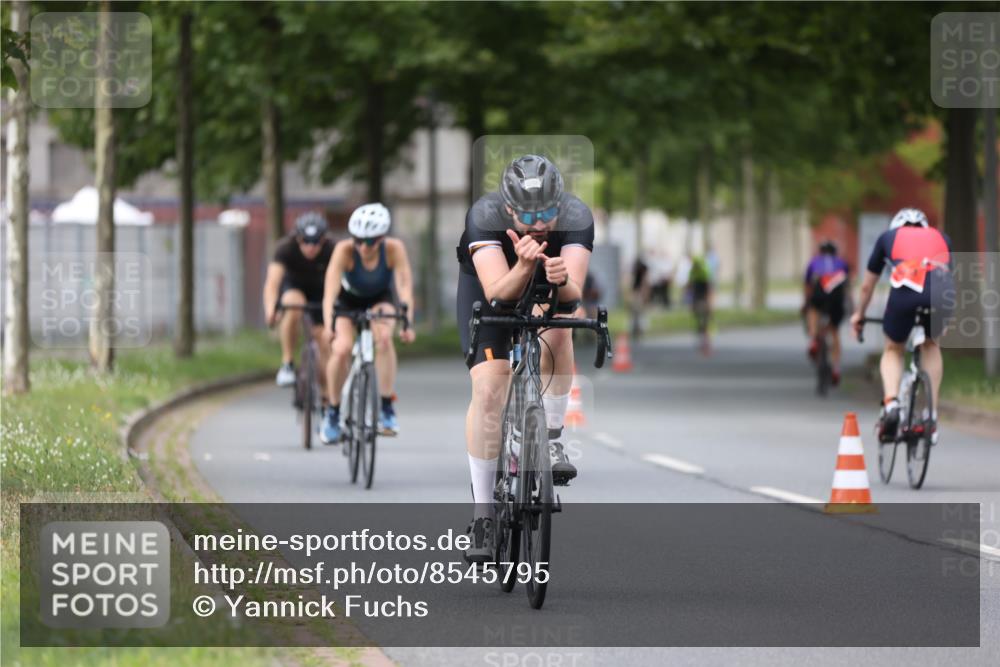 10.08.2025 - GEWOBA Citytriathlon Bremen Yannick Fuchs http://msf.ph/oto/8545795 10.08.2025 12:59:50 Radfahren 595, 614, 623, 628, 644, 698, 835, 850, 889, 907, 934, 949, 1002, 1030 meine-sportfotos.de