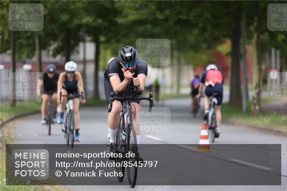10.08.2025 - GEWOBA Citytriathlon Bremen Yannick Fuchs http://msf.ph/oto/8545797 10.08.2025 12:59:50 Radfahren 595, 614, 623, 628, 644, 698, 835, 850, 889, 907, 934, 949, 1002, 1030 meine-sportfotos.de