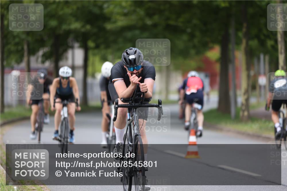 10.08.2025 - GEWOBA Citytriathlon Bremen Yannick Fuchs http://msf.ph/oto/8545801 10.08.2025 12:59:50 Radfahren 595, 614, 623, 628, 644, 698, 835, 850, 889, 907, 934, 949, 1002, 1030 meine-sportfotos.de