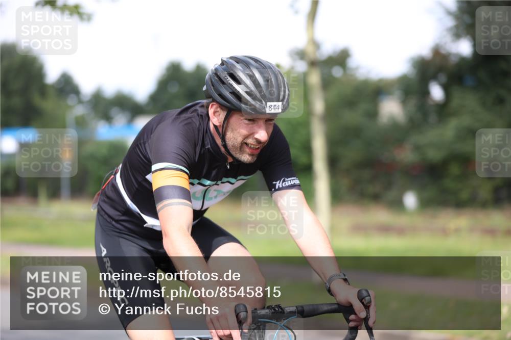 10.08.2025 - GEWOBA Citytriathlon Bremen Yannick Fuchs http://msf.ph/oto/8545815 10.08.2025 12:02:20 Radfahren 584, 844 meine-sportfotos.de