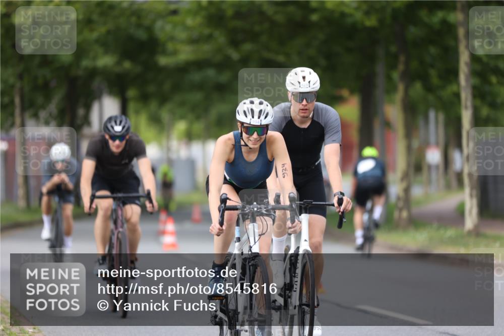 10.08.2025 - GEWOBA Citytriathlon Bremen Yannick Fuchs http://msf.ph/oto/8545816 10.08.2025 12:59:52 Radfahren 595, 614, 623, 628, 644, 698, 835, 850, 871, 889, 907, 934, 949, 1002, 1030 meine-sportfotos.de