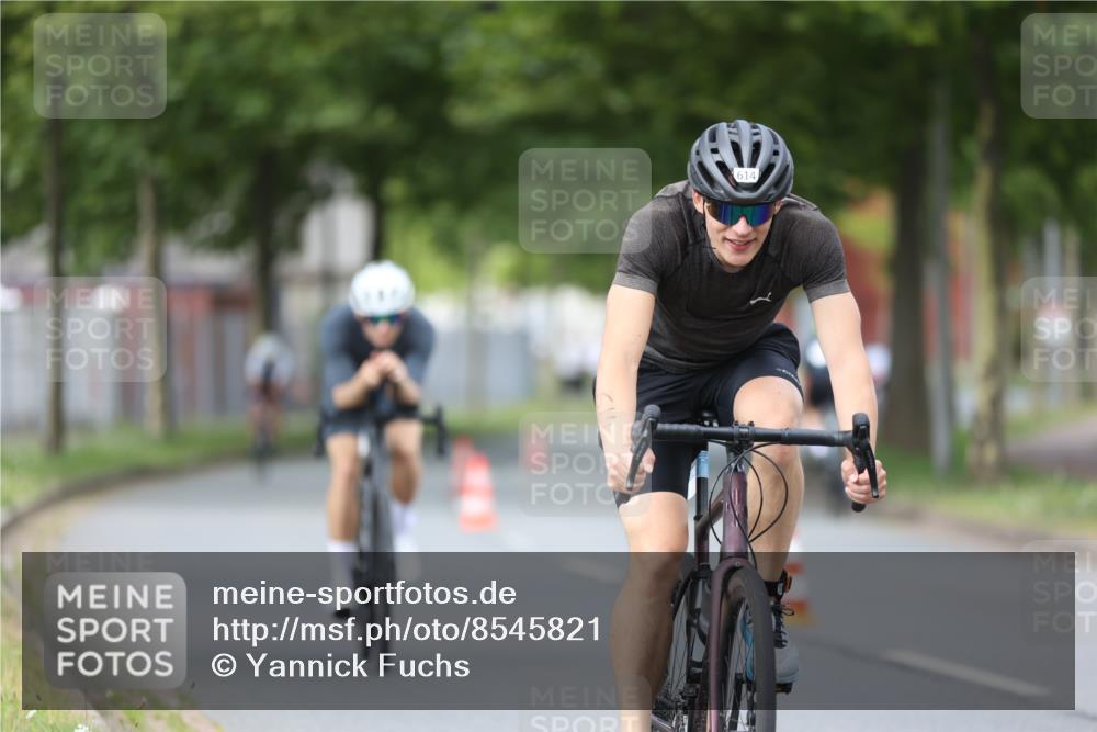 10.08.2025 - GEWOBA Citytriathlon Bremen Yannick Fuchs http://msf.ph/oto/8545821 10.08.2025 12:59:53 Radfahren 595, 614, 623, 628, 644, 698, 835, 850, 871, 889, 907, 934, 949, 1002, 1022, 1030 meine-sportfotos.de