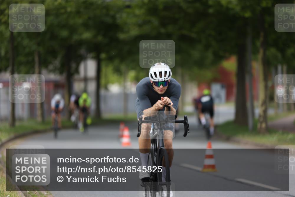 10.08.2025 - GEWOBA Citytriathlon Bremen Yannick Fuchs http://msf.ph/oto/8545825 10.08.2025 12:59:53 Radfahren 595, 614, 623, 628, 644, 698, 835, 850, 871, 889, 907, 934, 949, 1002, 1022, 1030 meine-sportfotos.de