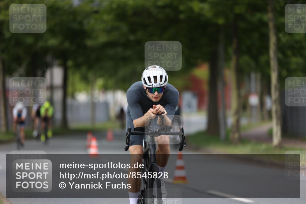 10.08.2025 - GEWOBA Citytriathlon Bremen Yannick Fuchs http://msf.ph/oto/8545828 10.08.2025 12:59:54 Radfahren 595, 614, 623, 628, 644, 698, 835, 850, 871, 889, 907, 934, 949, 1002, 1022, 1030 meine-sportfotos.de