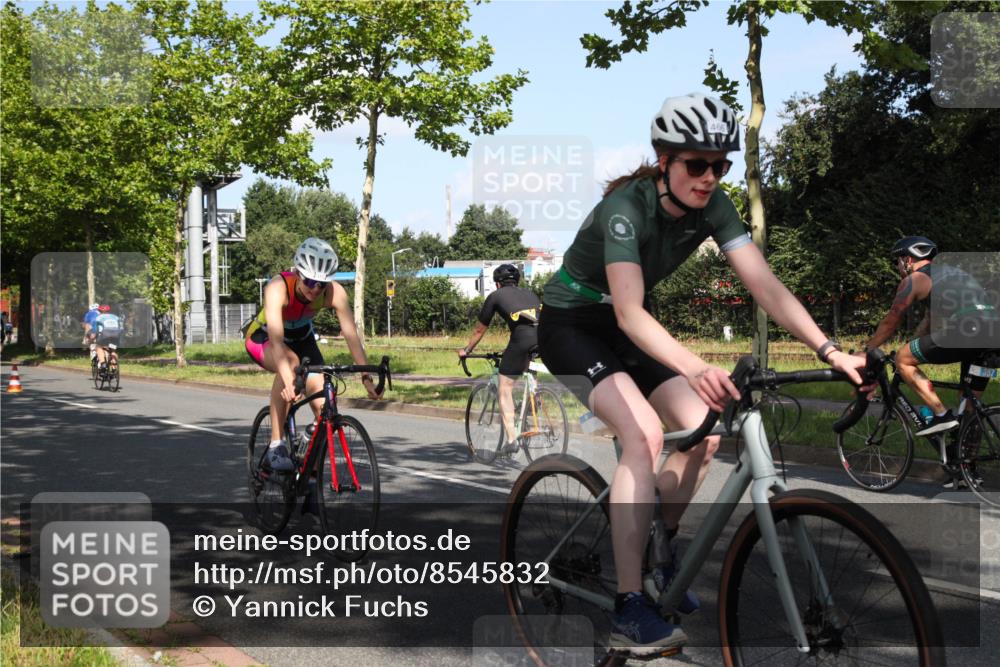 10.08.2025 - GEWOBA Citytriathlon Bremen Yannick Fuchs http://msf.ph/oto/8545832 10.08.2025 10:35:36 Radfahren 83, 137, 356, 392, 418, 454, 466, 480 meine-sportfotos.de