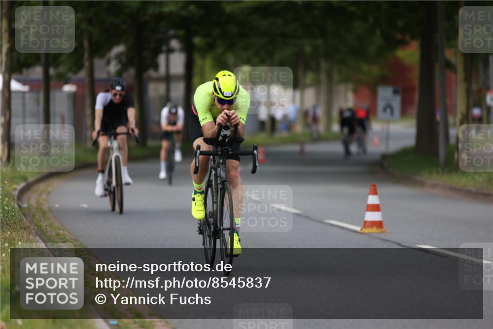 10.08.2025 - GEWOBA Citytriathlon Bremen Yannick Fuchs http://msf.ph/oto/8545837 10.08.2025 12:59:58 Radfahren 614, 623, 628, 652, 698, 835, 848, 850, 871, 889, 907, 934, 1002, 1012, 1022, 1030 meine-sportfotos.de
